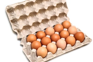 Beyaz arka planda izole edilmiş kağıt tepside taze tavuk yumurtaları.