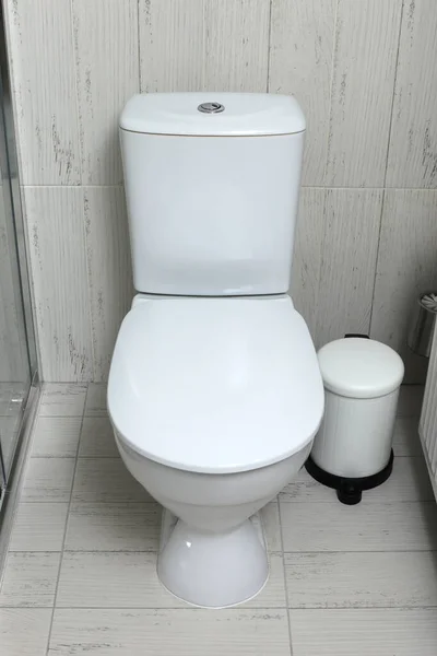 WC bianco in bagno. Piccolo bagno angusto — Foto Stock