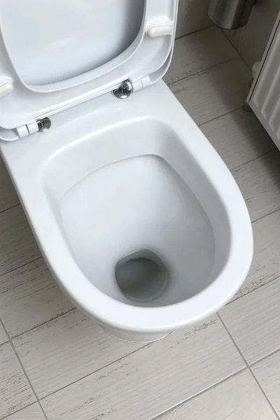 Casa de banho branca. Cramped banheiro pouco — Fotografia de Stock