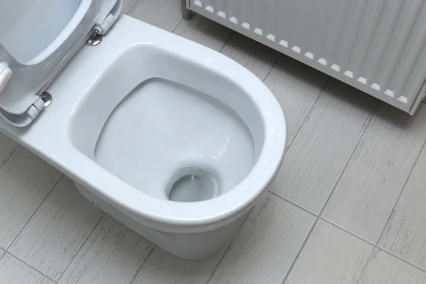 Casa de banho branca. Cramped banheiro pouco — Fotografia de Stock