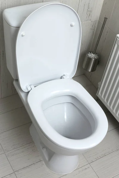 White toilet in the bathroom. Cramped little bathroom — Stock Photo, Image