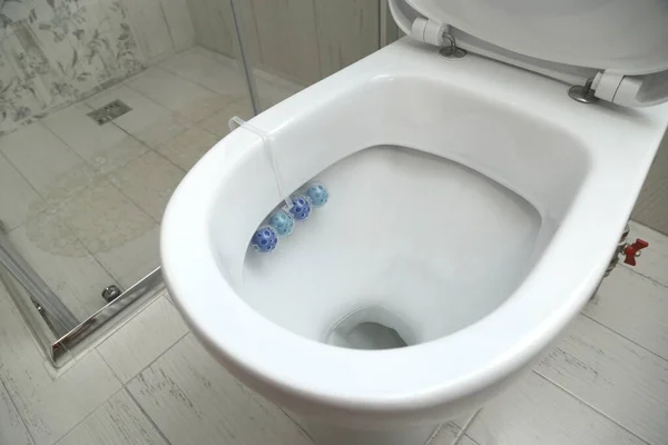 Lavador de vaso sanitário em um banheiro branco no banheiro. Cãibras — Fotografia de Stock