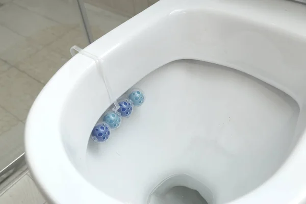 Lavador de vaso sanitário em um banheiro branco no banheiro. Cãibras — Fotografia de Stock