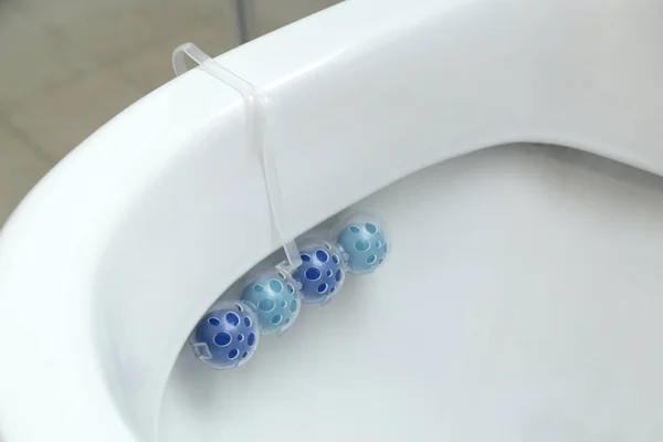 Désodorisant pour cuvette de toilette dans une toilette blanche dans la salle de bain. Cramponné — Photo
