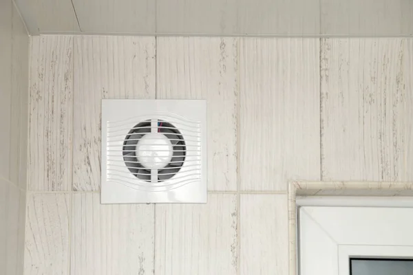 Capuz de ventilador branco na parede no banheiro. Pequeno banho enrolado — Fotografia de Stock