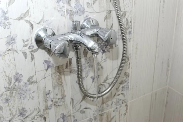 Tuvaletin duvarında sıcak ve soğuk su için çelik musluk karıştırıcısı. — Stok fotoğraf