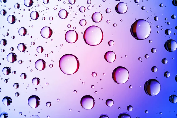 Wyciekła woda na szkło. Różowy niebieski abstrakcyjne tło — Zdjęcie stockowe