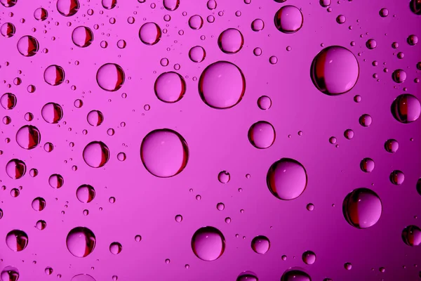 Wyciekła woda na szkło. Różowe abstrakcyjne tło — Zdjęcie stockowe