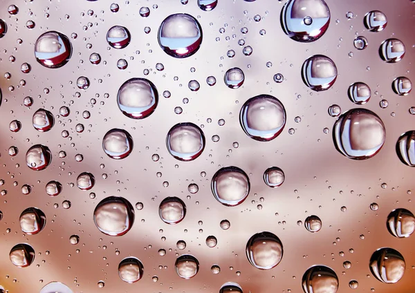 Água gotejada em vidro. Cinza cromo fundo abstrato — Fotografia de Stock