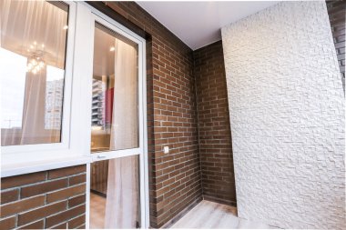 Odanın içinde bir balkon var. Dairede yeni bir balkon tamiri