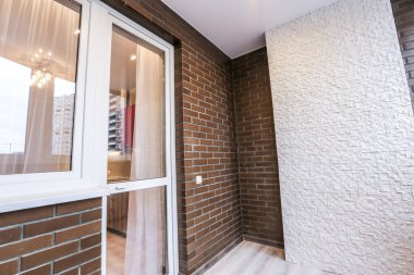 Odanın içinde bir balkon var. Dairede yeni bir balkon tamiri