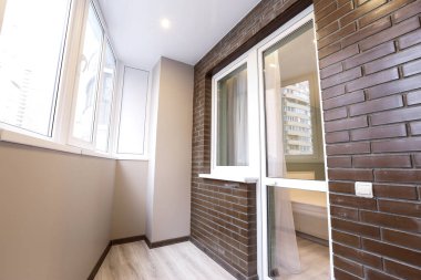 Odanın içinde bir balkon var. Dairede yeni bir balkon tamiri