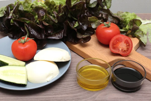 Salada mozzarella queijo tomates vinagre balsâmico azeite em um — Fotografia de Stock