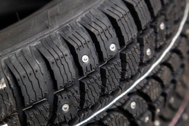 Kış arabası çivili lastikler