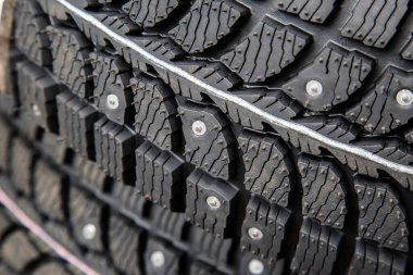 Kış arabası çivili lastikler