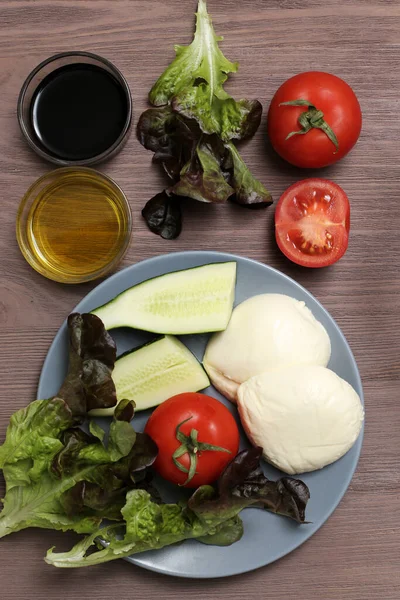 Salad mozzarella cheese tomatoes balsamic vinegar olive oil on a — Stock Photo, Image
