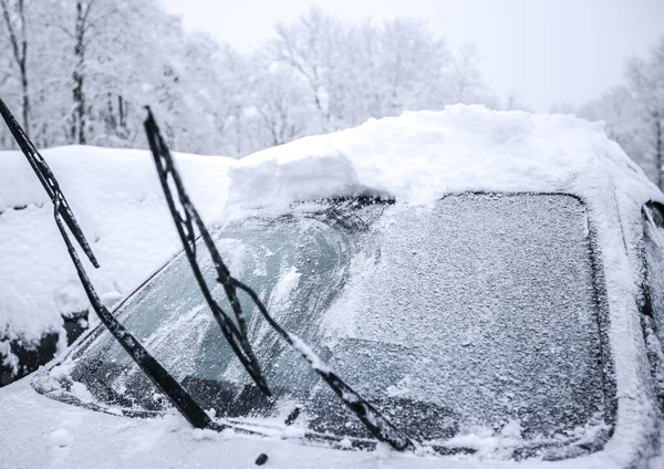 Krasnodar, russland-dezember 26, 2018. bürsten sie den schnee aus dem auto — Stockfoto