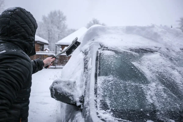 Krasnodar, Ryssland-26 december 2018. Borsta snön från bilen — Stockfoto