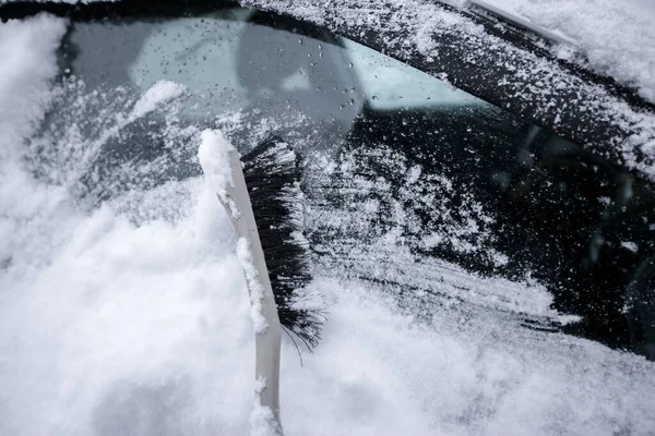 Krasnodar, Russia-December 26, 2018. Brush the snow from the car — Stock Photo, Image