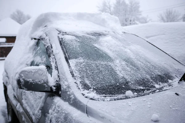 Krasnodar, Ρωσία-26 Δεκεμβρίου 2018. Βουρτσίστε το χιόνι από το αυτοκίνητο — Φωτογραφία Αρχείου