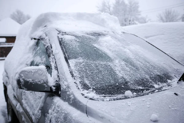 Krasnodar, Russia-dicembre 26, 2018. Spazzola via la neve dalla macchina — Foto Stock