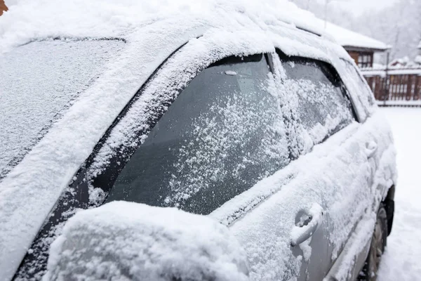 Krasnodar, Rusya-26 Aralık 2018. Kar yağdıktan sonra arabalara kar yağar — Stok fotoğraf