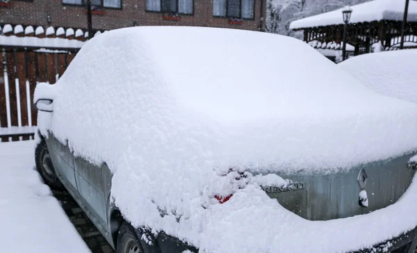Krasnodar, Ryssland-26 december 2018. Snö på bilar efter snöfall — Stockfoto