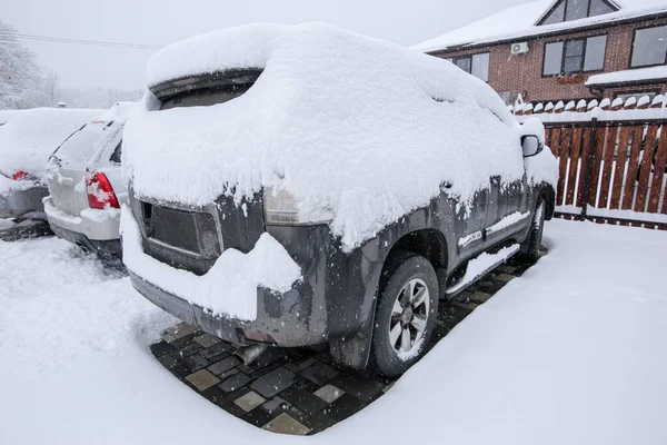 Krasnodar, Rusya-26 Aralık 2018. Kar yağdıktan sonra arabalara kar yağar — Stok fotoğraf