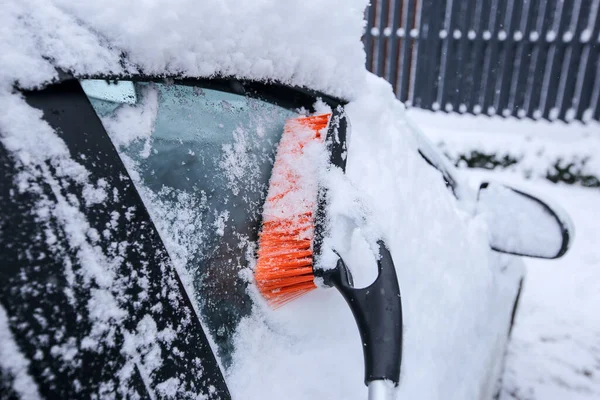 Borsta snön från bilen — Stockfoto