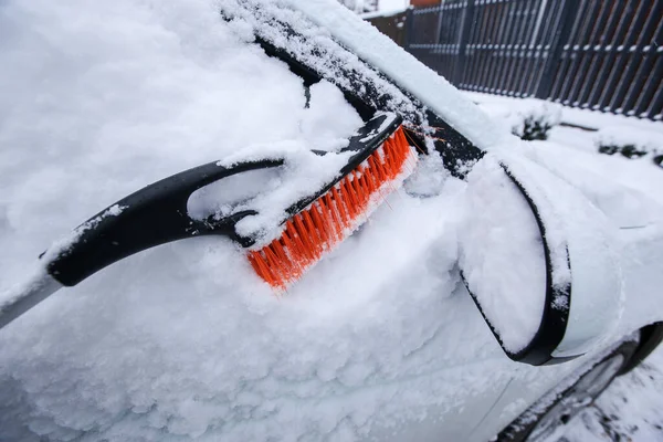 Spazzola via la neve dalla macchina — Foto Stock