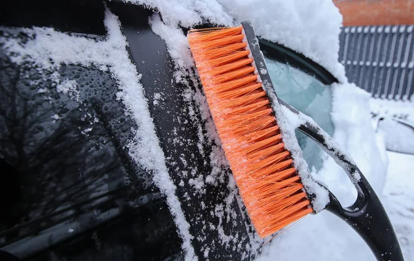 Borsta snön från bilen — Stockfoto