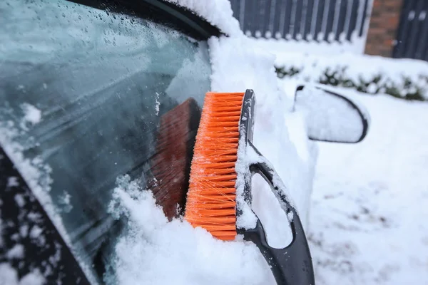 Borsta snön från bilen — Stockfoto