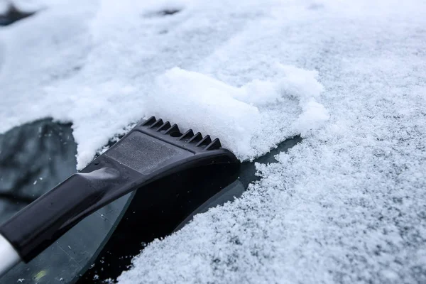 Cleaning the car from the s — Stock Photo, Image