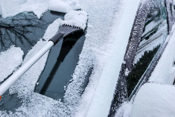 Cleaning the car from the s — Stock Photo, Image