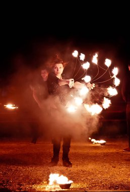 Krasnodar, Rusya-7 Haziran 2015. Ateş gösterisi, ateşle dans,  