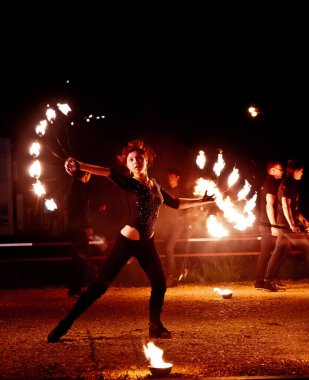 Krasnodar, Rusya-7 Haziran 2015. Ateş gösterisi, ateşle dans,  