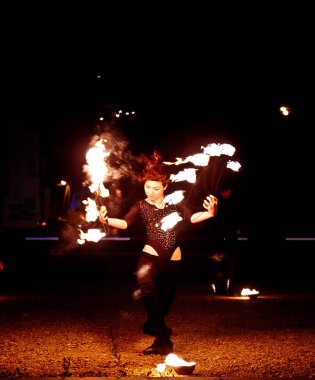 Krasnodar, Rusya-7 Haziran 2015. Ateş gösterisi, ateşle dans,  