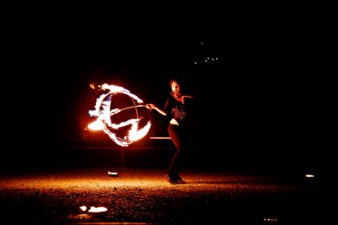 Krasnodar, Rusya-7 Haziran 2015. Ateş gösterisi, ateşle dans,  