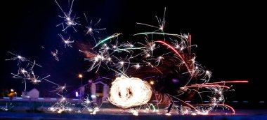 Ateş gösterisi, ateşle dans, havai fişeklerle usta fakir, pe