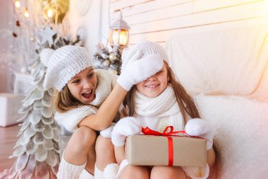 Şok edici bir Noel geçmişi olan mutlu çocuklar.