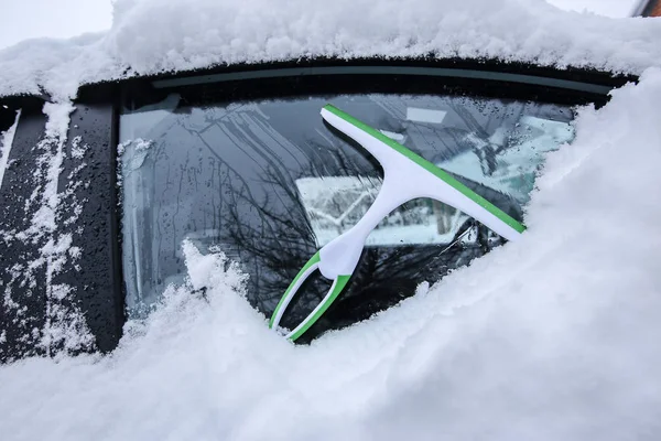 Cleaning the car from the s — Stock Photo, Image