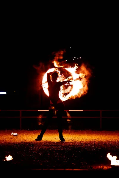 Krasnodar, Rusia-7 de junio de 2015. Espectáculo de fuego, bailando con llama , — Foto de Stock
