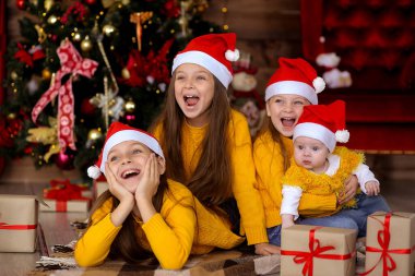Noel 'in arka planında kırmızı şapkalı çocuklar gülümsüyor. 