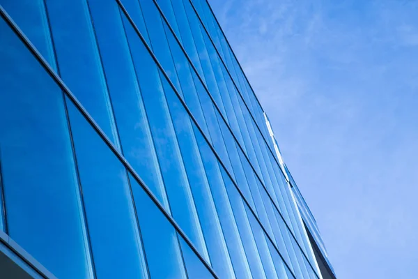 The wall of the building is made of glass. Modern architectural — Stock Photo, Image