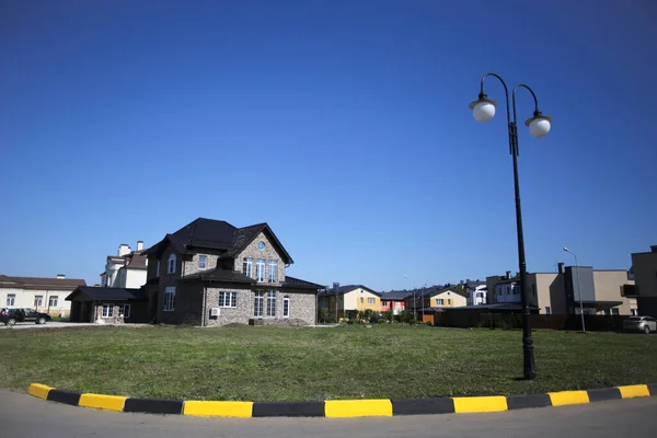 Maison neuve dans le style anglais européen. Entreprises de construction c — Photo