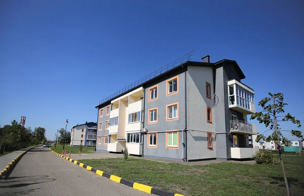 Nueva casa en el estilo inglés europeo. Empresa de construcción c —  Fotos de Stock