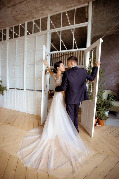スーツ姿で新郎とエレガントなドレスで美しい花嫁 — ストック写真