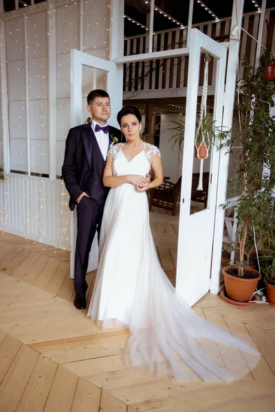 Hermosa novia en un vestido elegante con el novio en un traje en — Foto de Stock