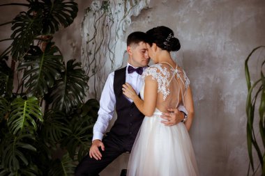 Zarif elbiseli güzel gelin, yelekli damat. 