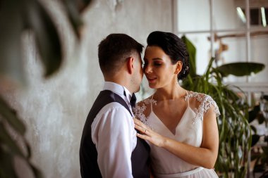 Zarif elbiseli güzel gelin, yelekli damat. 